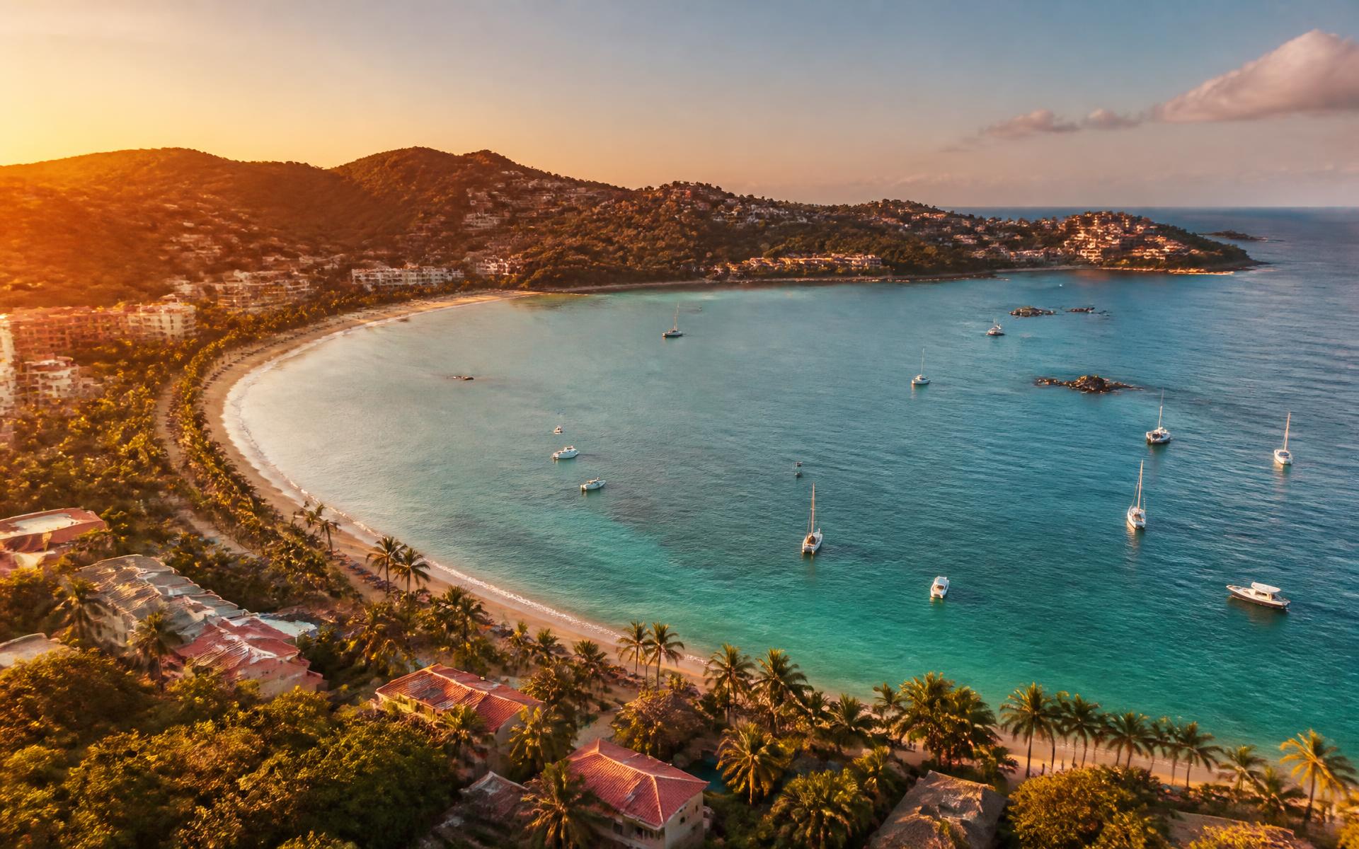 Vista aérea de la bahía de Ixtapa-Zihuatanejo al atardecer